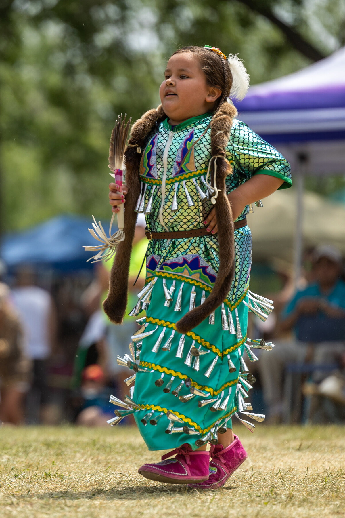 Jeune danseuse en costume typique POW WOW