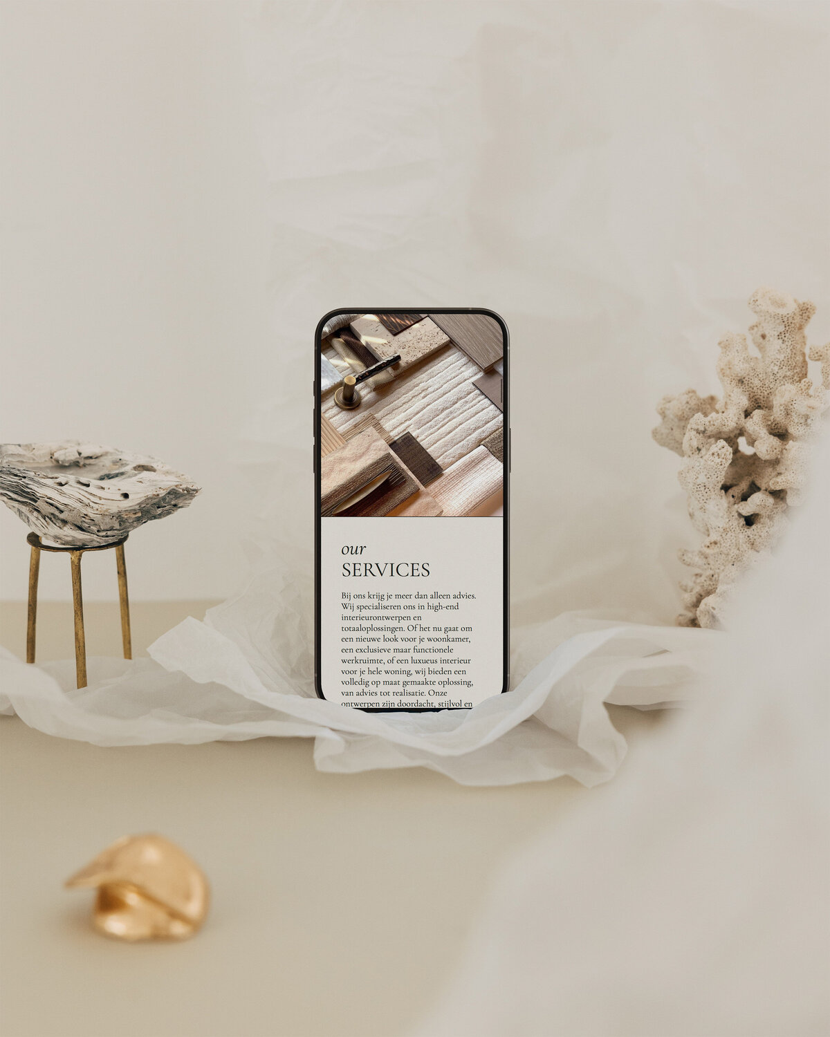 Mobiele weergave van dienstenpagina voor Lacef Interiors