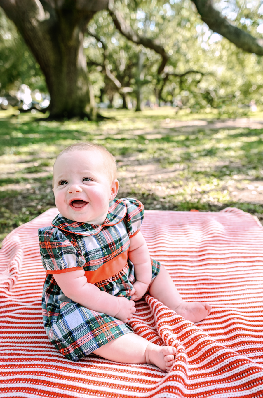 Family Christmas mini session in Houston with Mari Boscardin Photography — outdoor holiday photos under the tree, fun and relaxed session for easy-going families