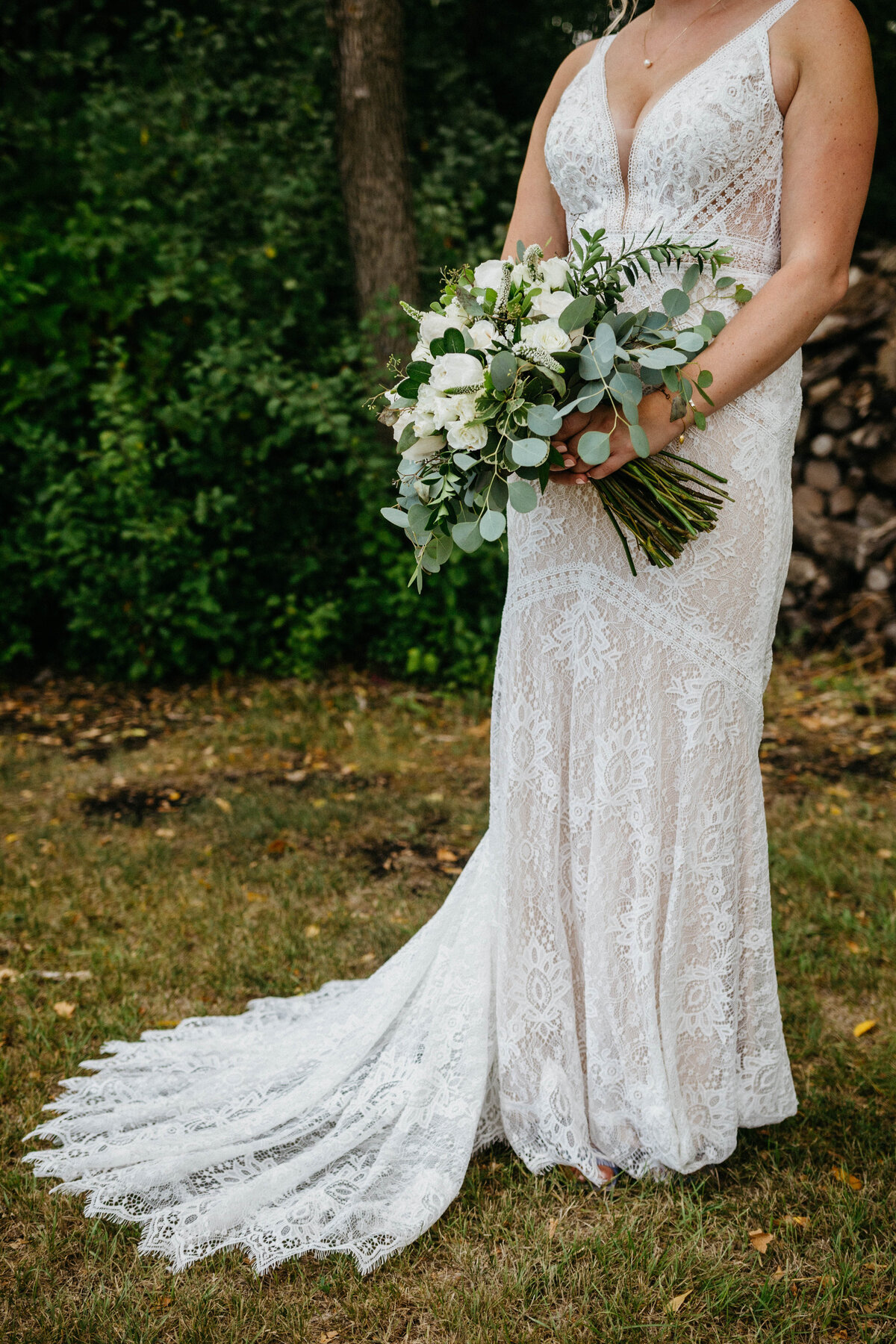 bride-holding-flowers