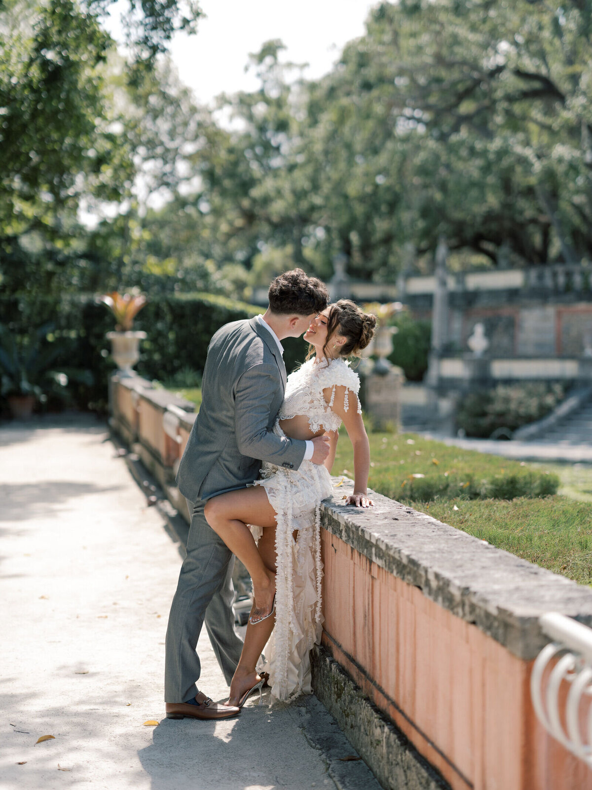 vizcaya-engagement-passionate-kiss