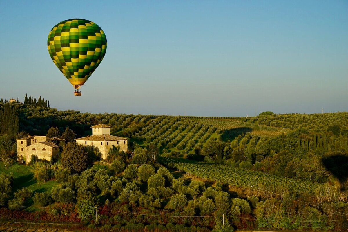 Newport-Beach-Family-Photographer-hot-air-balloon-over-Tuscan-countryside