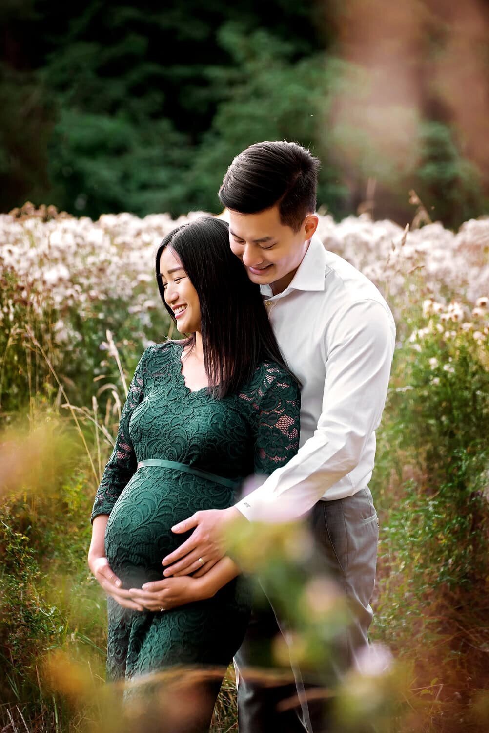 outdoor-maternity-photography_vancouver-fraser-valley_deer-lake-park-couple-field