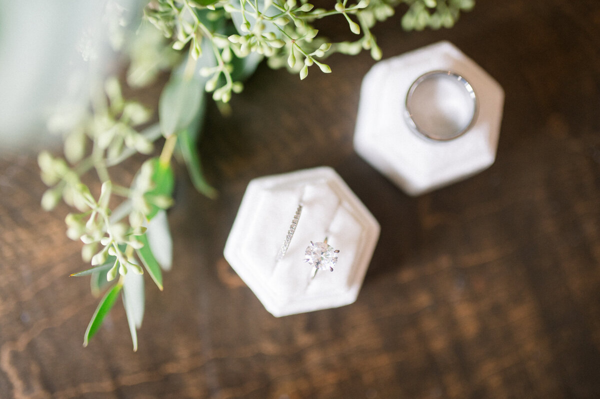 Niagara wedding photography of wedding rings in the box