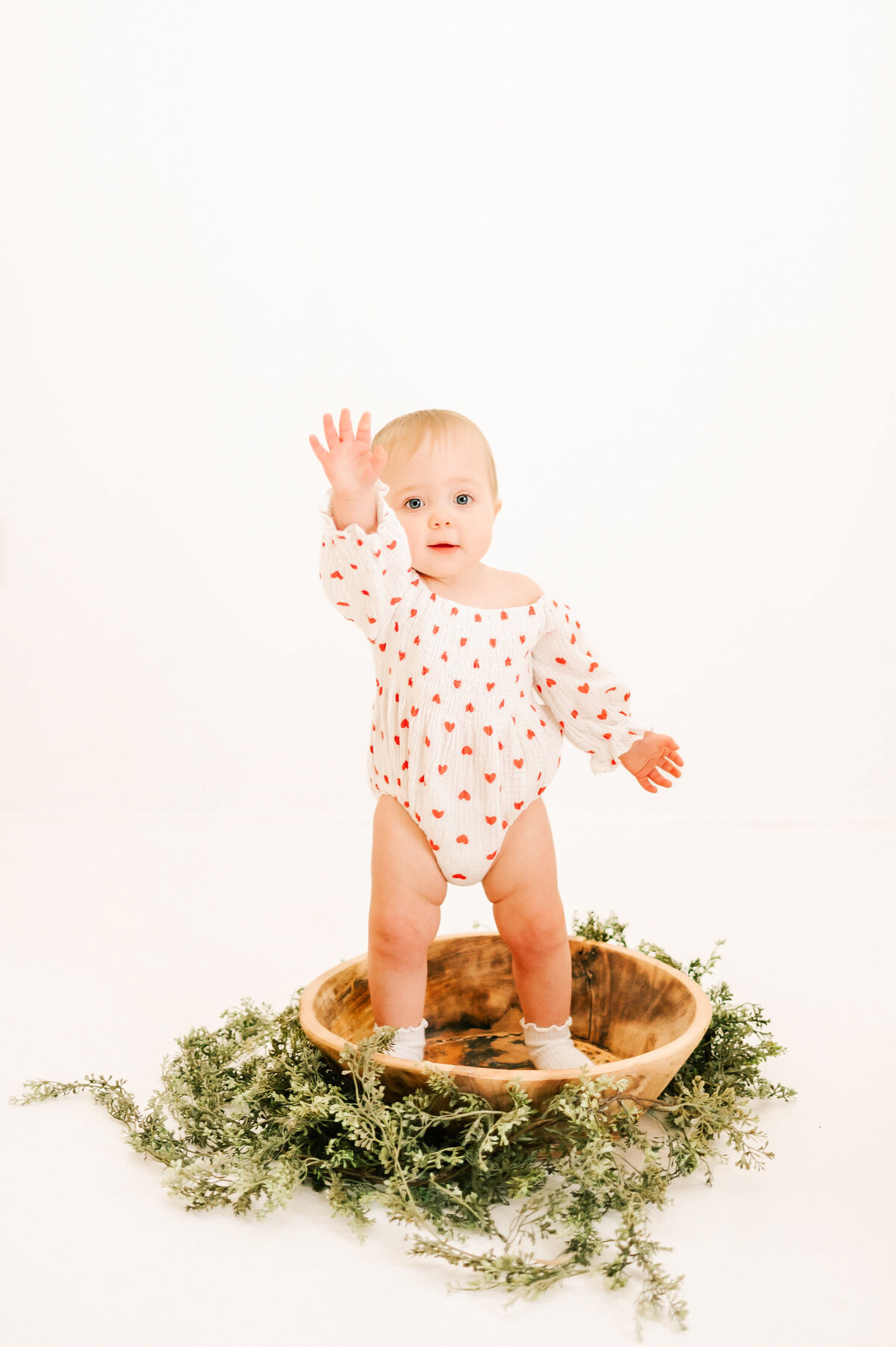 Springfield MO kids photographer Jessica Kennedy of The XO Photography captures toddler girl waving