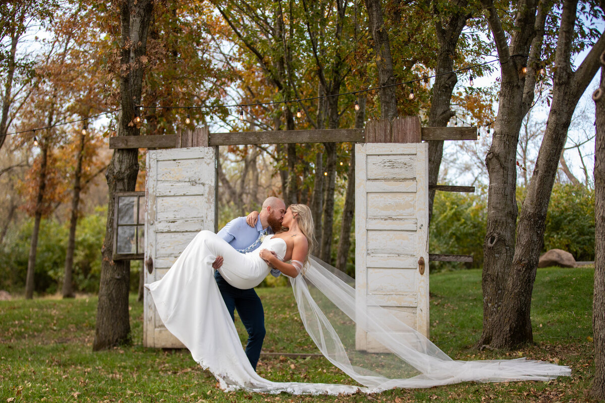 Barnes-place-des-monines-iowa-rustic-wedding-photo-ideasPhoto-45