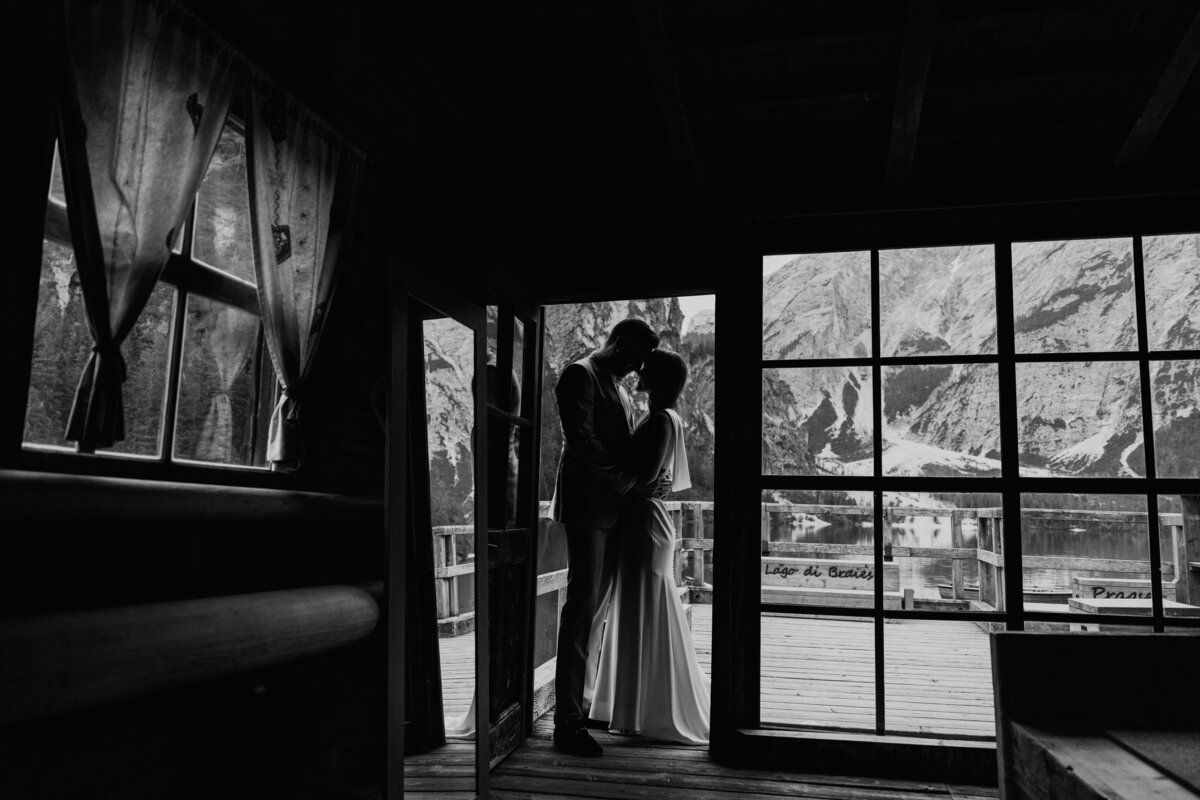 Couple silhouette romantic cabin Lago di Braies