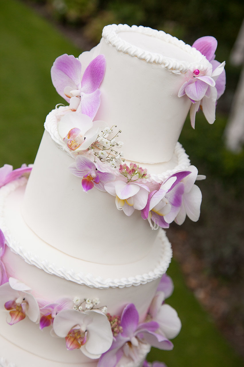 Bruidstaart van Berg's Bakery met verse orchideeën