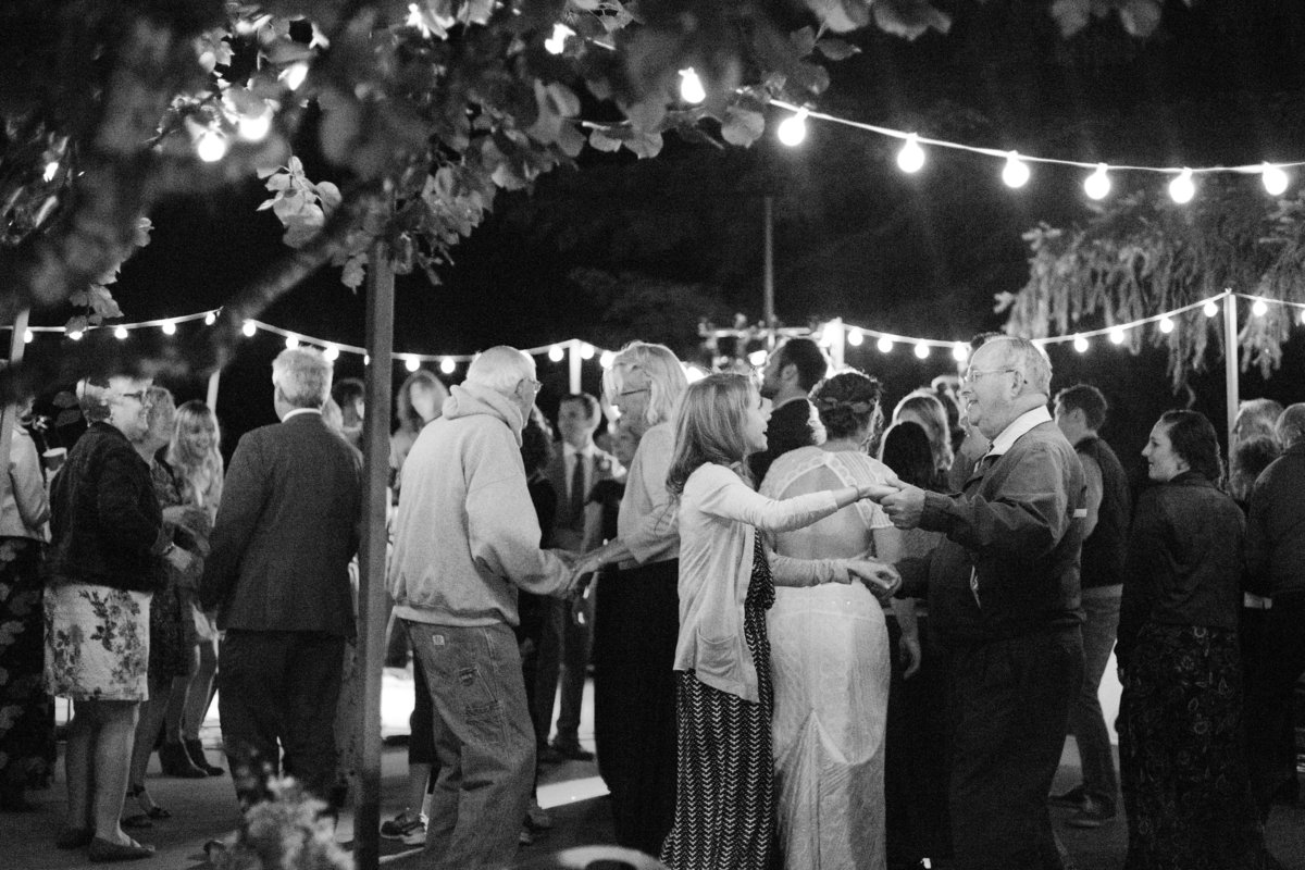 guests dancing outdoor to live band wellspring spa wedding