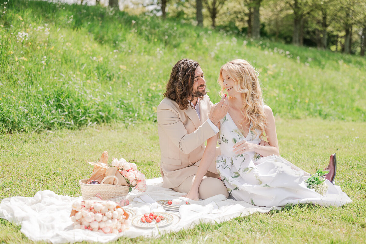 Engagement-shoot-picnic-in-France-1-17