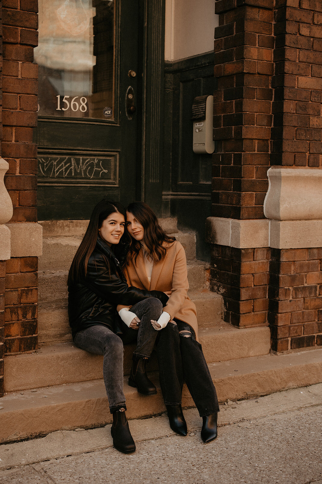 eastern-market-detroit-michigan-couples-photoshoot-lifestyle-photography-nicole-jenna
