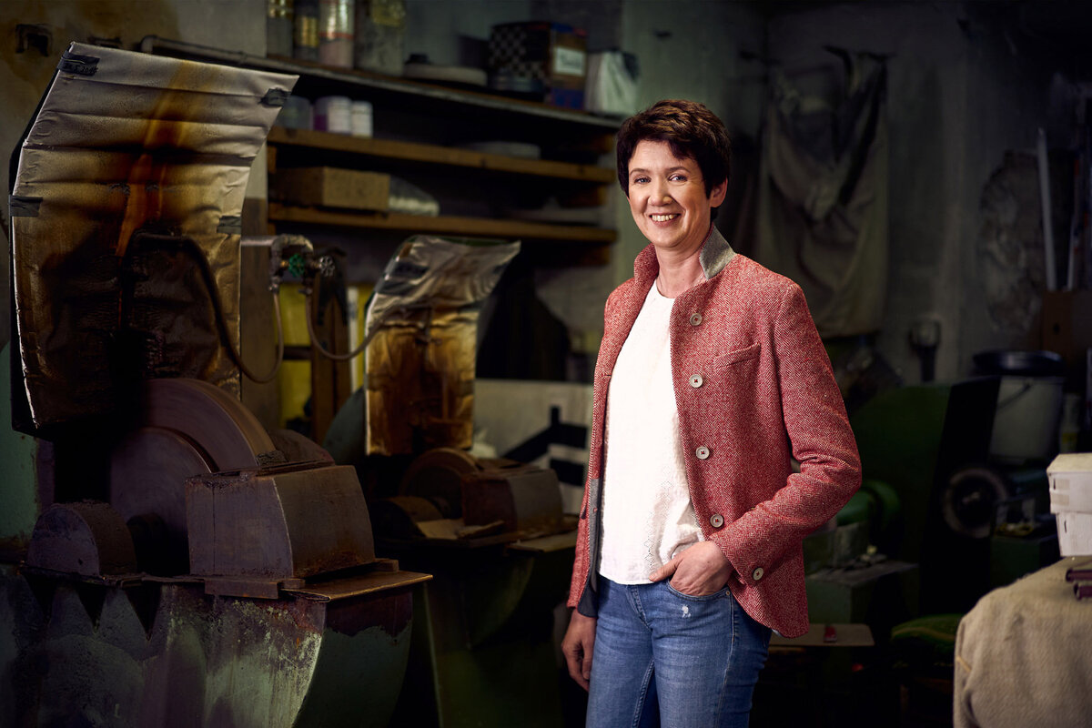 Authentisches Portrait einer Unternehmerin in ihrer Werkstatt – Businessfotografie von Atelier Schulte mit Fokus auf Handwerksbetriebe und persönliche Markenbilder.