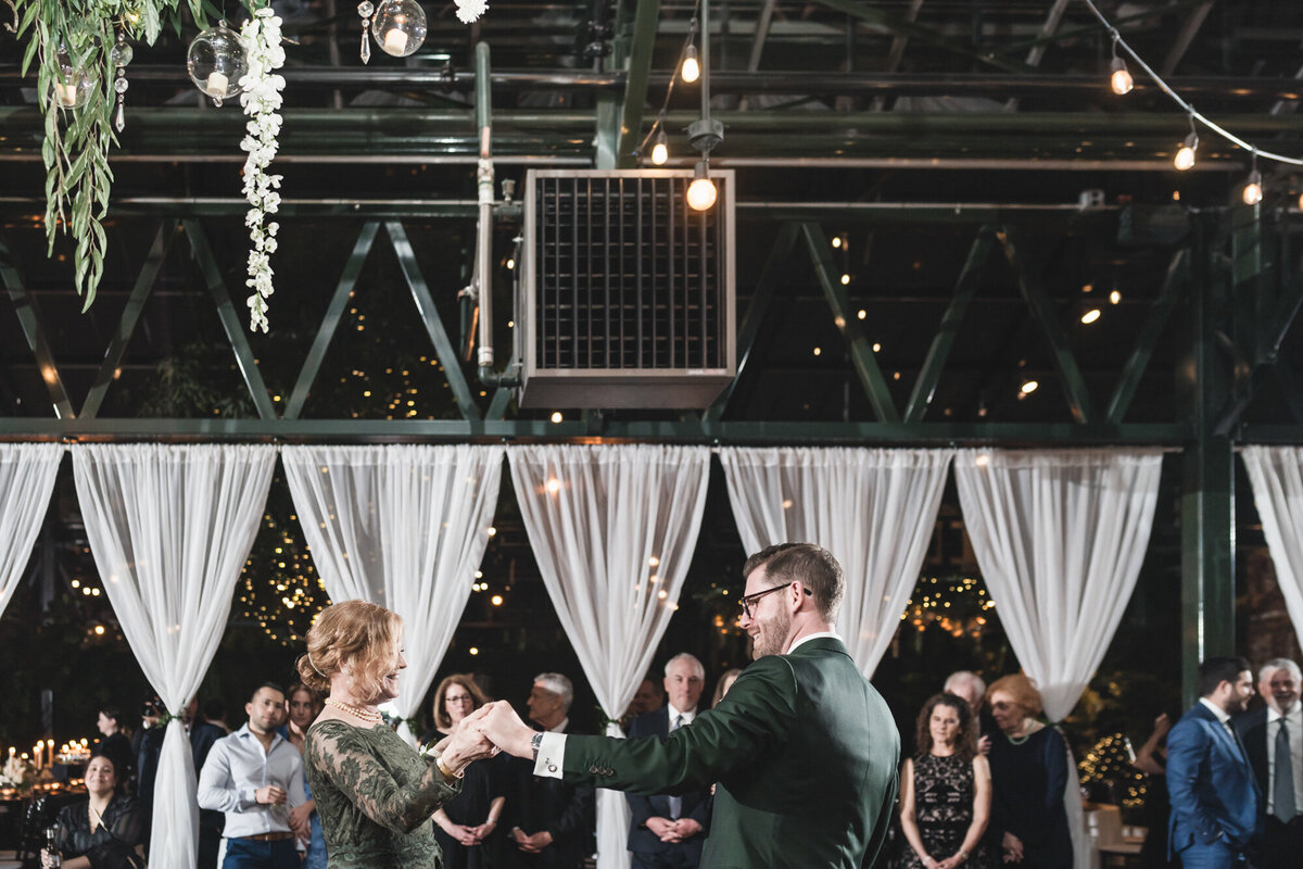 A MAGICAL WINTER PLANTERRA GARDEN WEDDING WITH A GREEN COLOR PALETTE IN WEST BLOOMFIELD, MICHIGAN PROVIDED BY KARI DAWSON PHOTOGRAPHY104