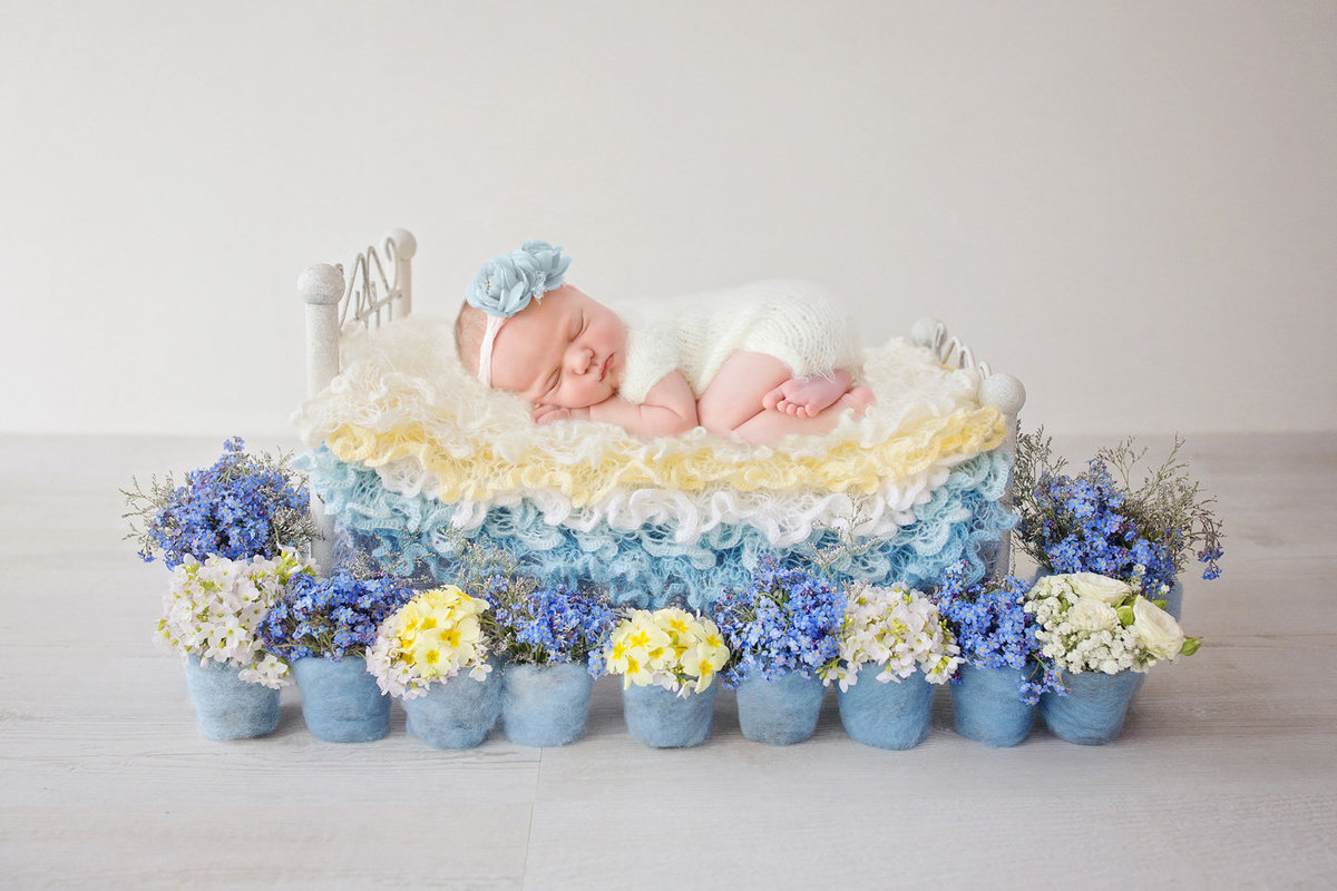 newborn in flowers241