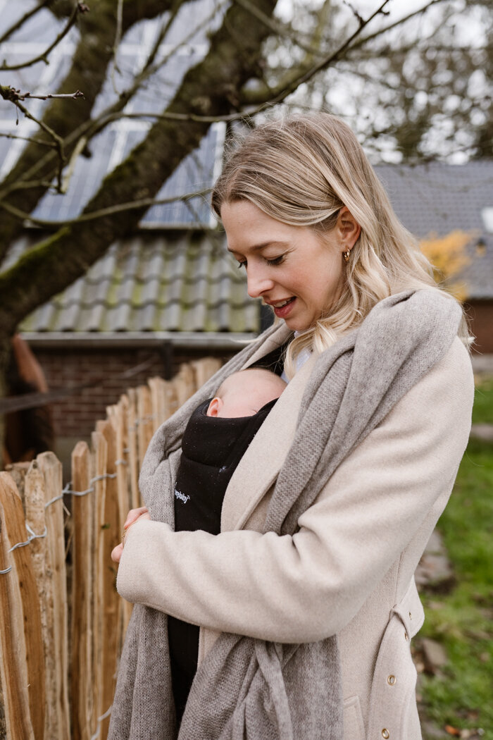 Heerlijke newbornshoot in en rondom het huis. Samen knuffelen, spelen, flesje geven en buiten de dieren eten geven.