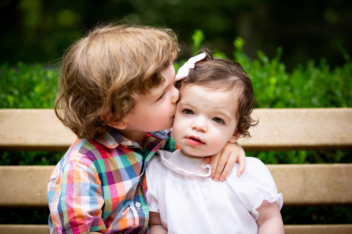 northern-kentucky-family-photo-siblings-kiss