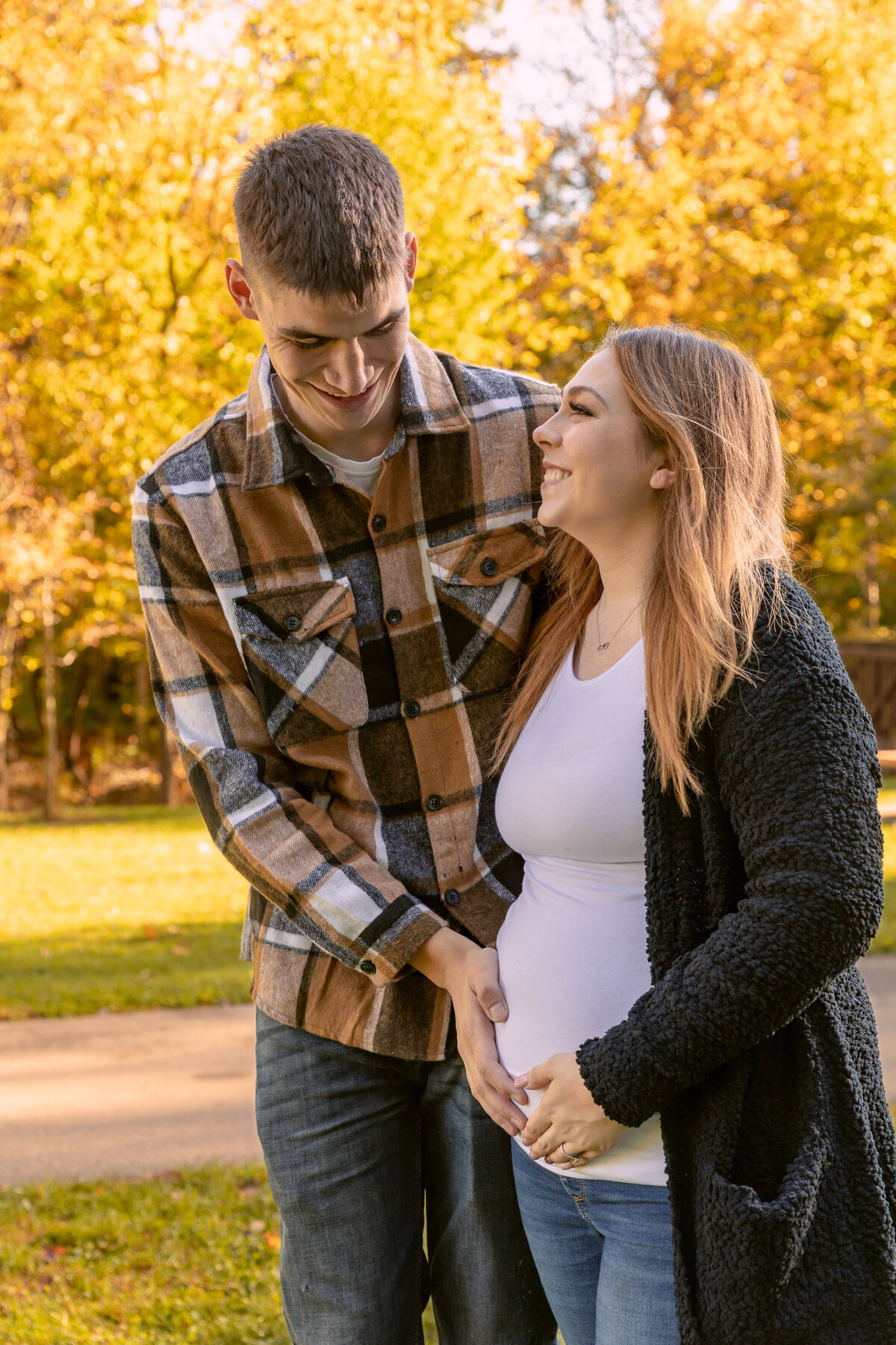 mom-dad-maternity-fall-colors