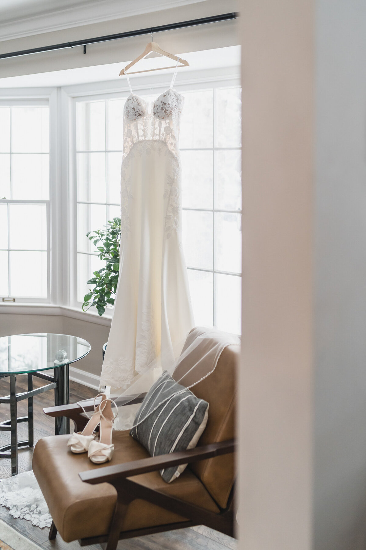 A MAGICAL WINTER PLANTERRA GARDEN WEDDING WITH A GREEN COLOR PALETTE IN WEST BLOOMFIELD, MICHIGAN PROVIDED BY KARI DAWSON PHOTOGRAPHY12