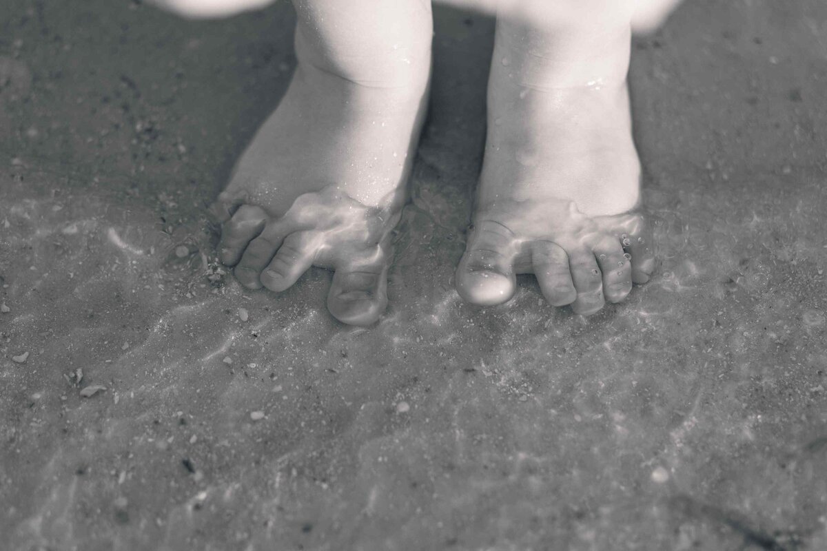 16-monotone-toes-ocean