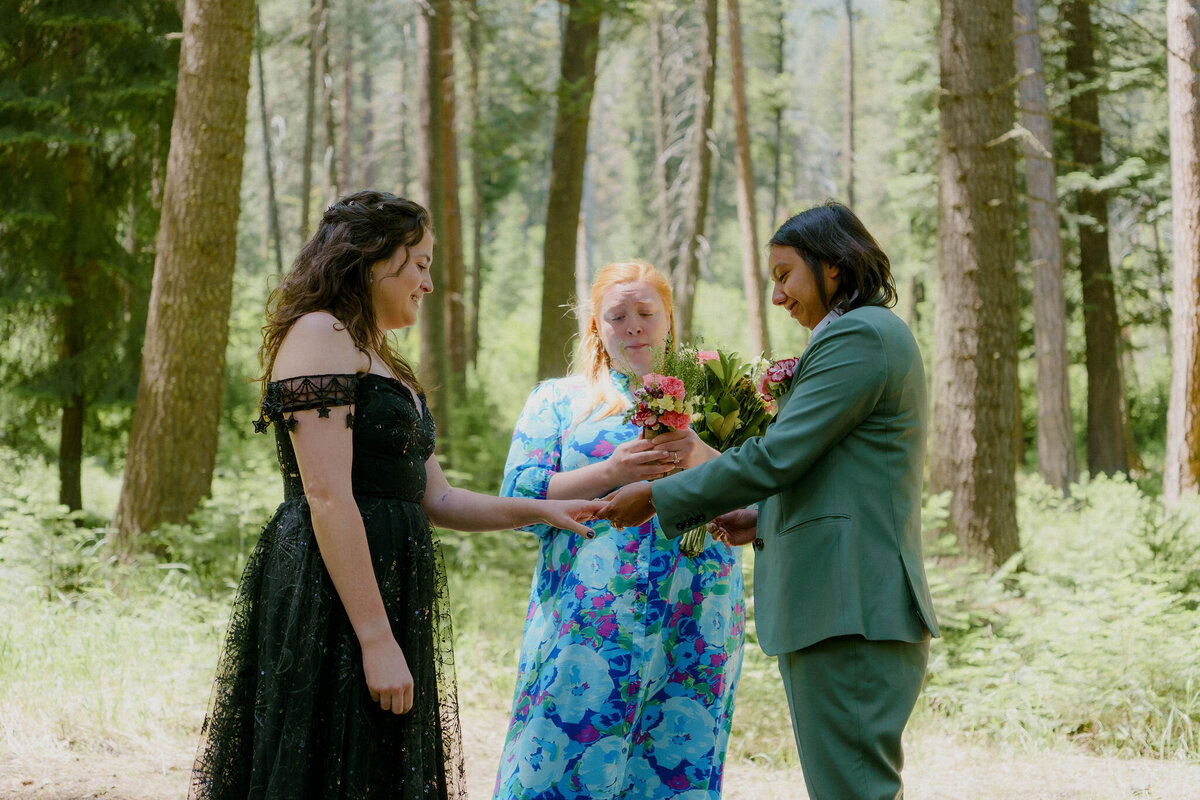 Ceremony_Brenda&JanieElopementPhotos_OregonWeddingPhotographer_KuroCreativeHouse-56