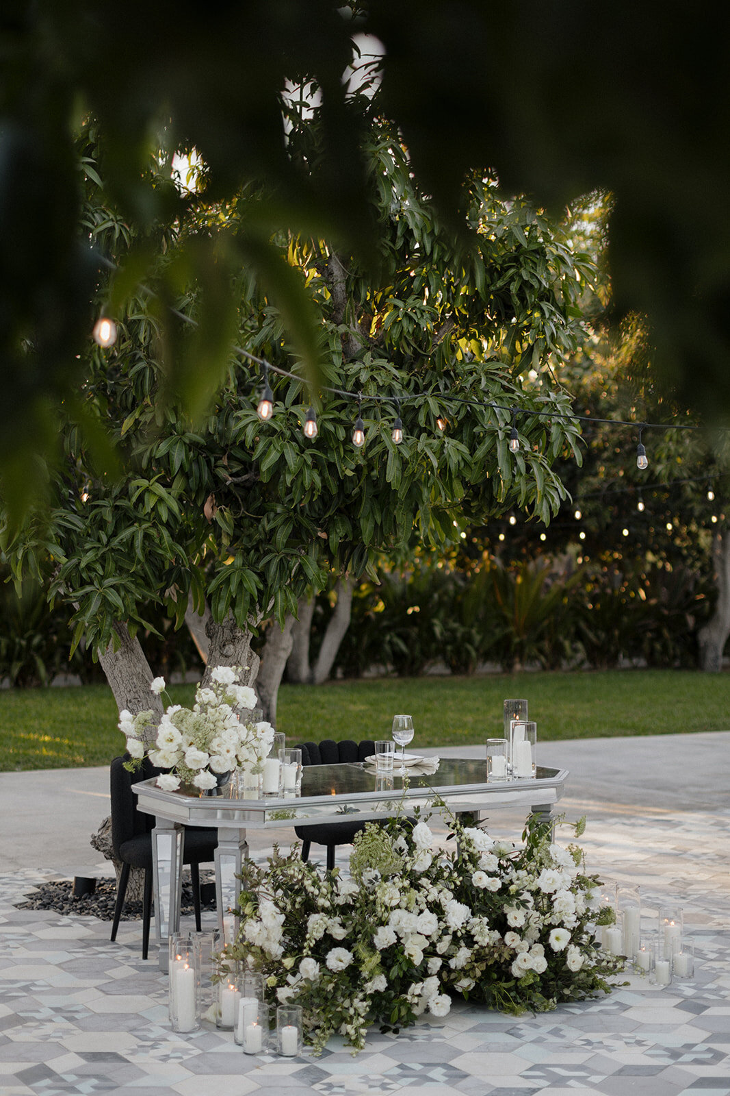 Black and White Sweetheart Table