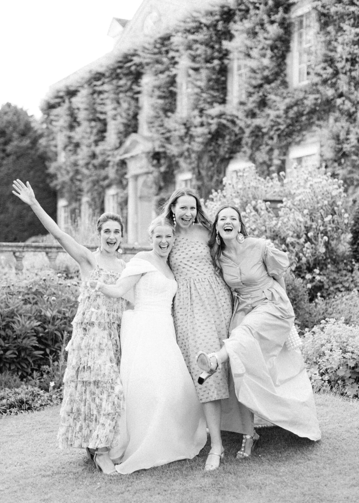 chloe-winstanley-weddings-cotswolds-cornwell-manor-bride-bridesmaids-black-white