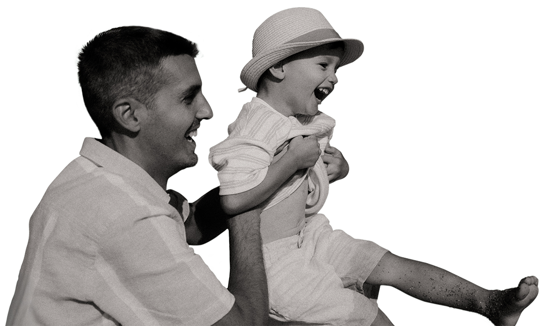 Papa portant son fils à bout de bras pendant une séance photo en famille vers Pornic près de Nantes. Par Kamescop, photographe en Bretagne.