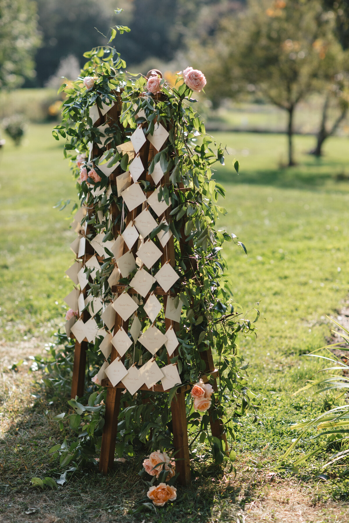 garden-trellis-seating-chart-display