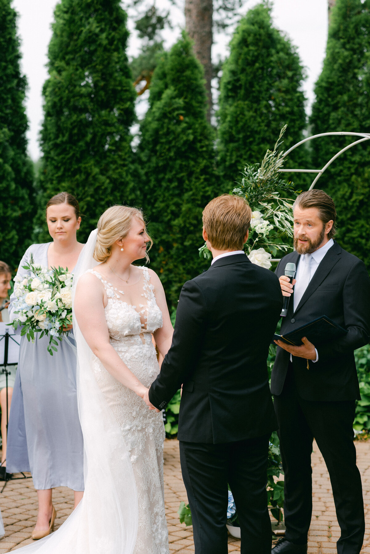 Bride and groom in the wedding ceremony in an image photographed by wedding photographer Hannika Gabrielsson.