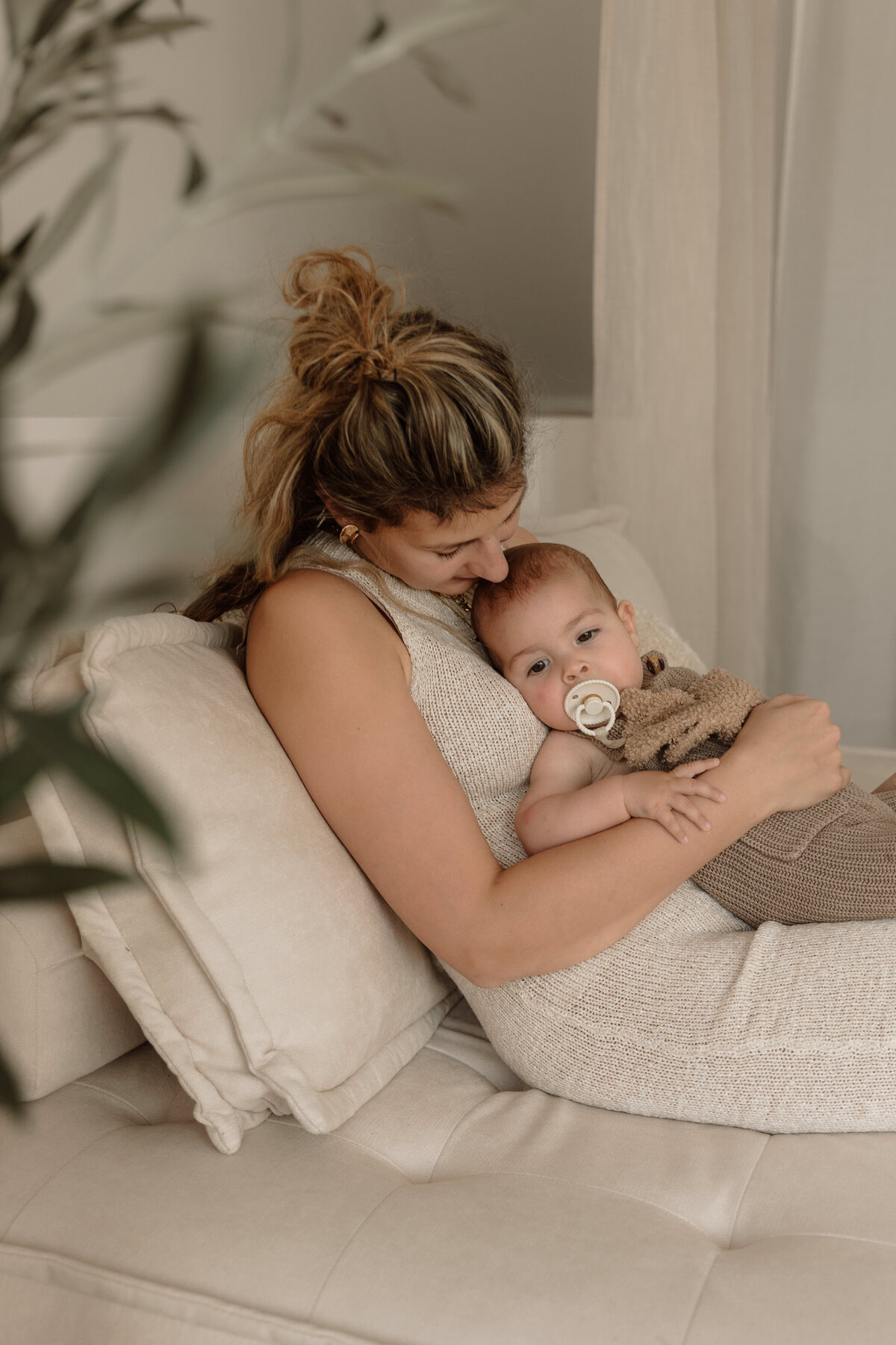 newborn fotograaf - zwangerschapsfotografie - videograaf - Sint-Niklaas - Pictures by Jess - mama en baby shoot