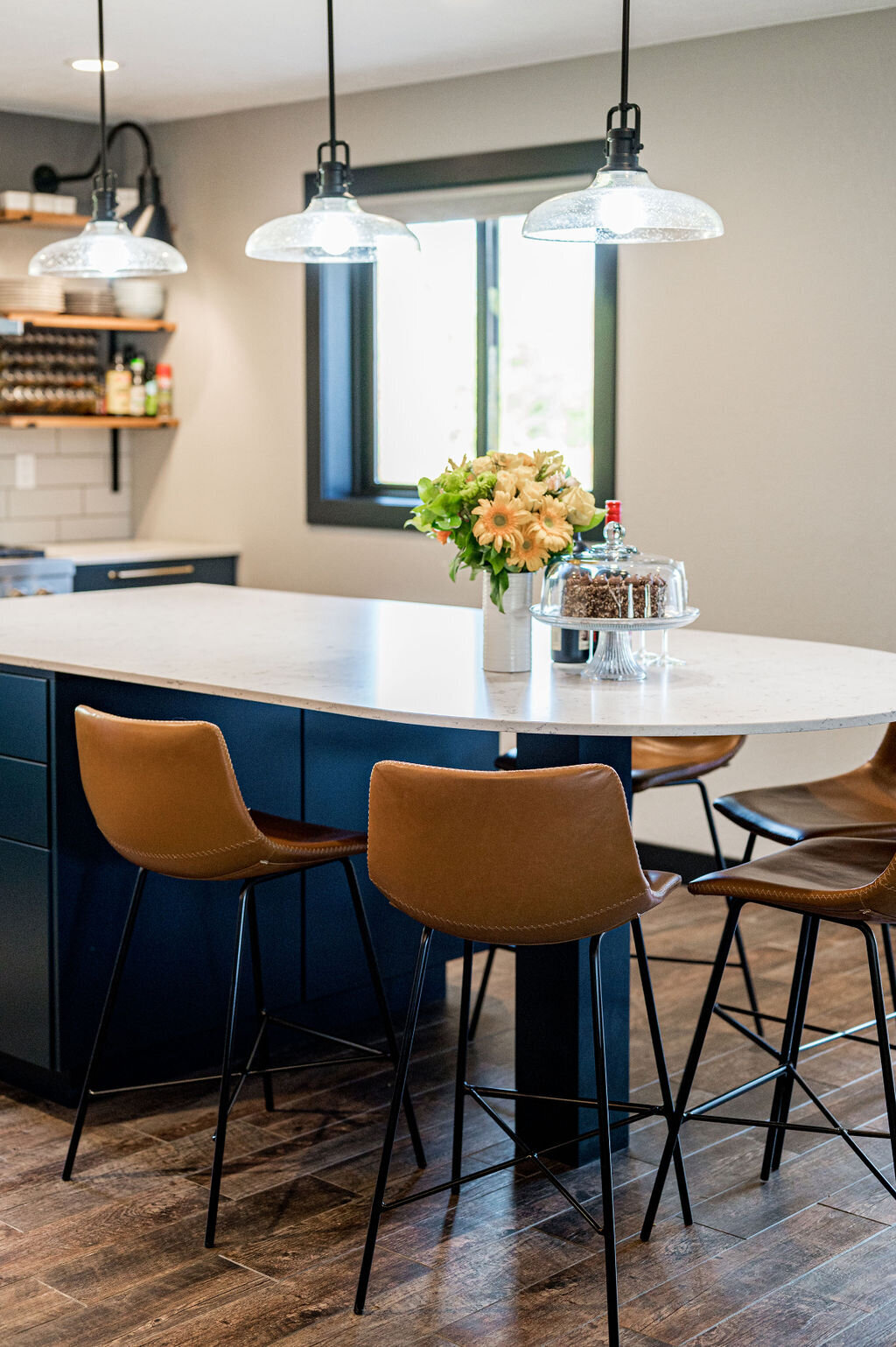 bold-kitchen-island-seating