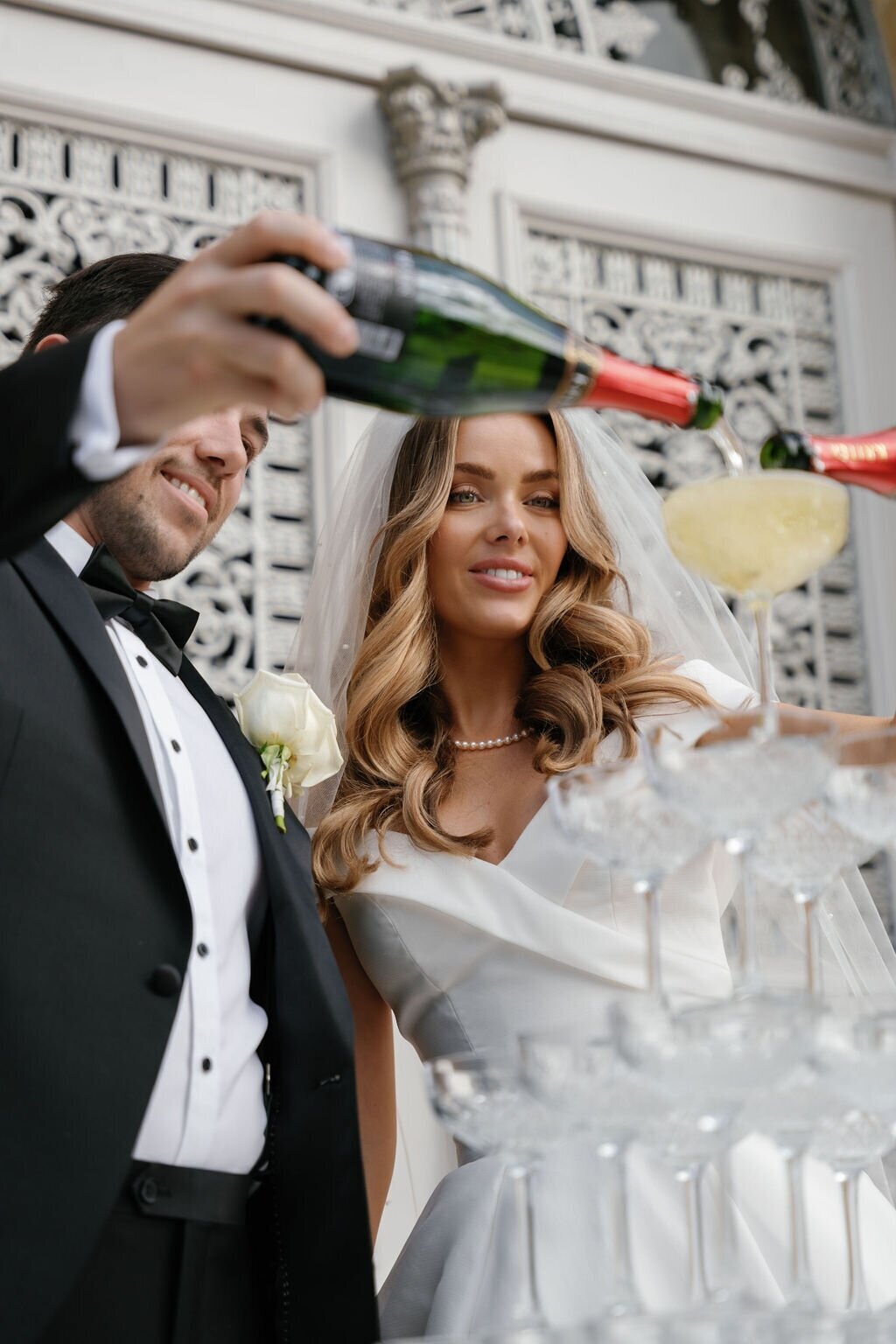bride-groom-champagne-pour