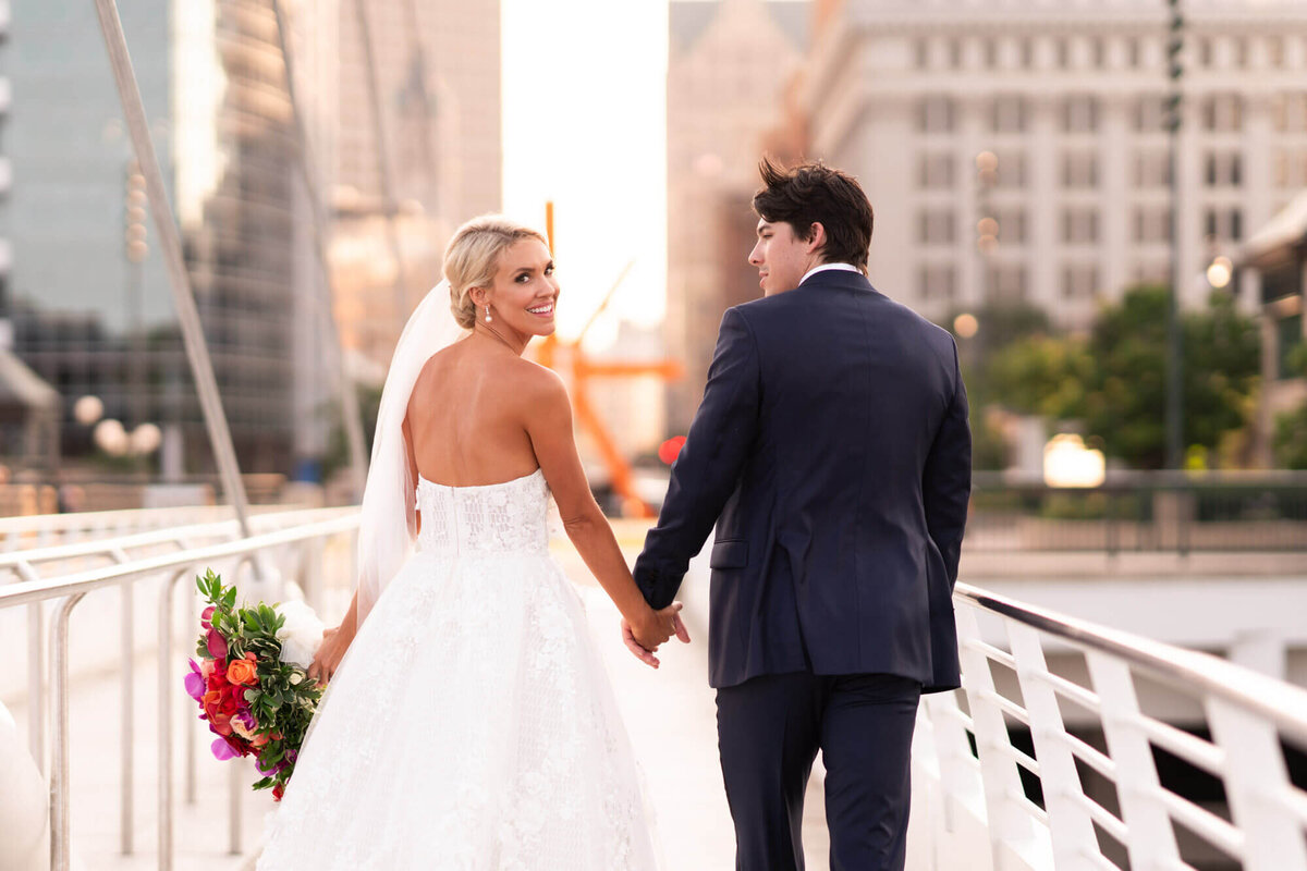 classic-milwaukee-art-museum-urban-wedding-couple-21