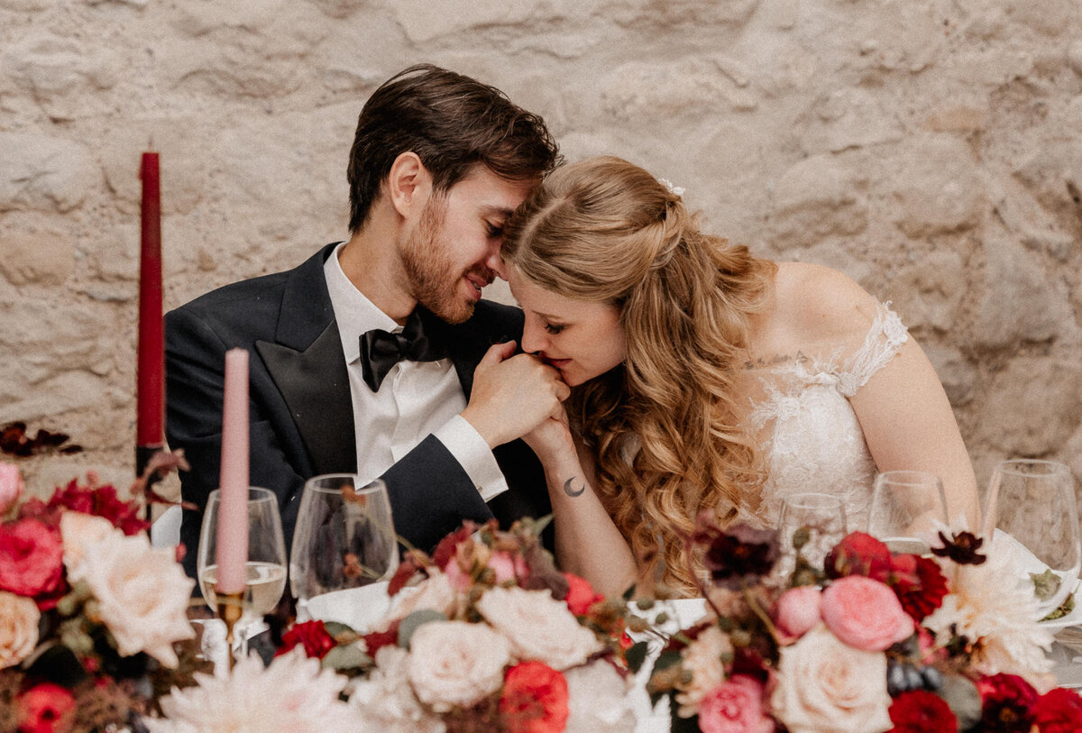 Hochzeit-Schloss-Rapperswil-Hochzeitsfotos-emotionale-Hochzeitsbilder-ungestellte-Hochzeitsbilder-Hochzeit-Blumendeko-Stories-by-Jane-9