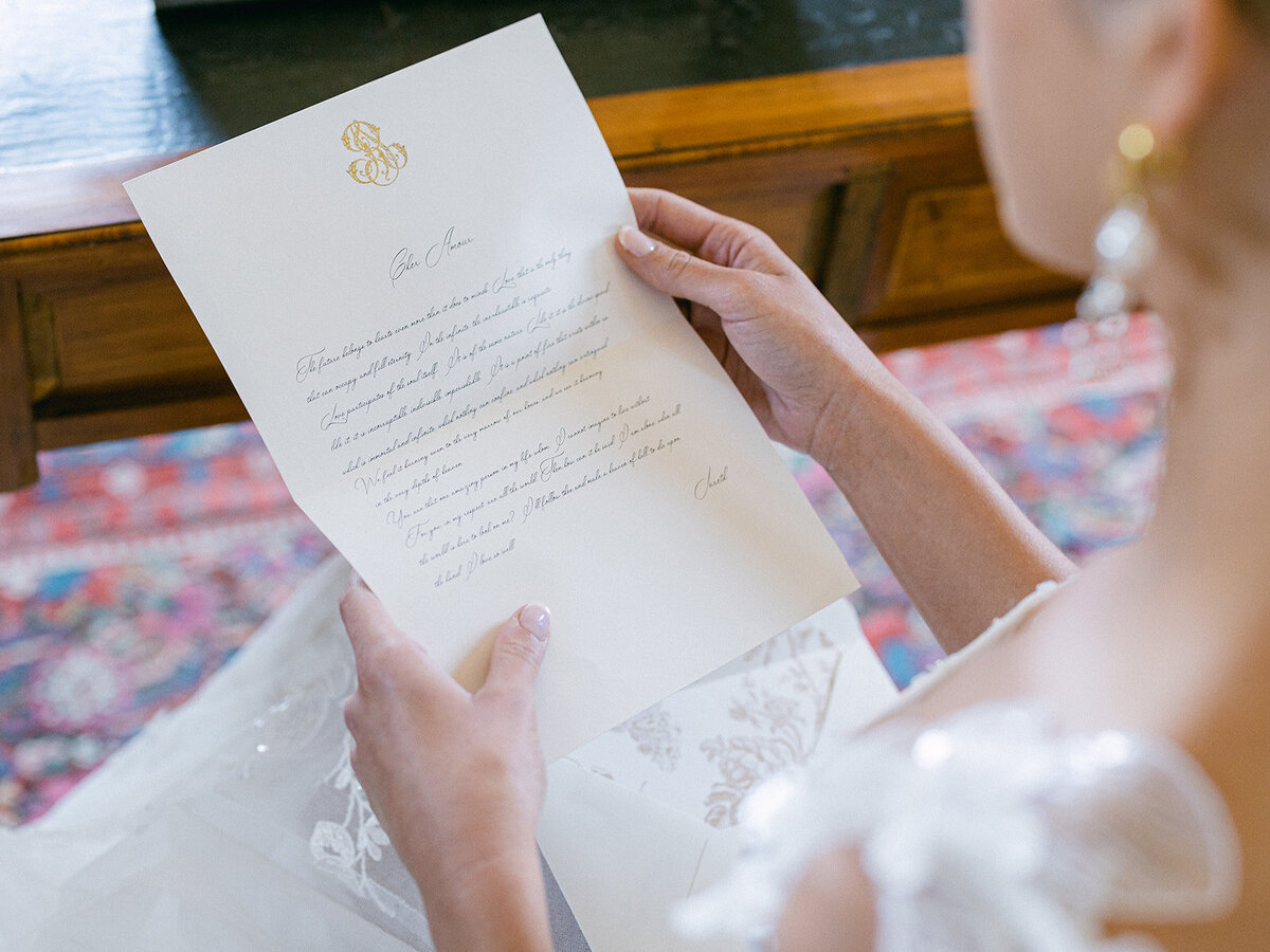 la mariée lit la lettre d'amour