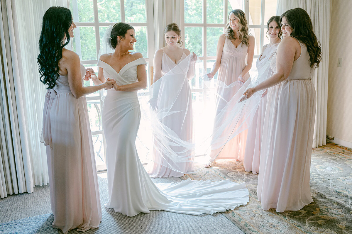 bella-luce-by-michelle-andrea-new-england-photographer-wedding-perry-family-getting-ready-50