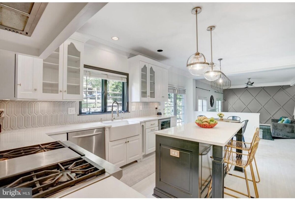 Sleek-Contemporary-Kitchen-Design-With-Farmhouse-Sink