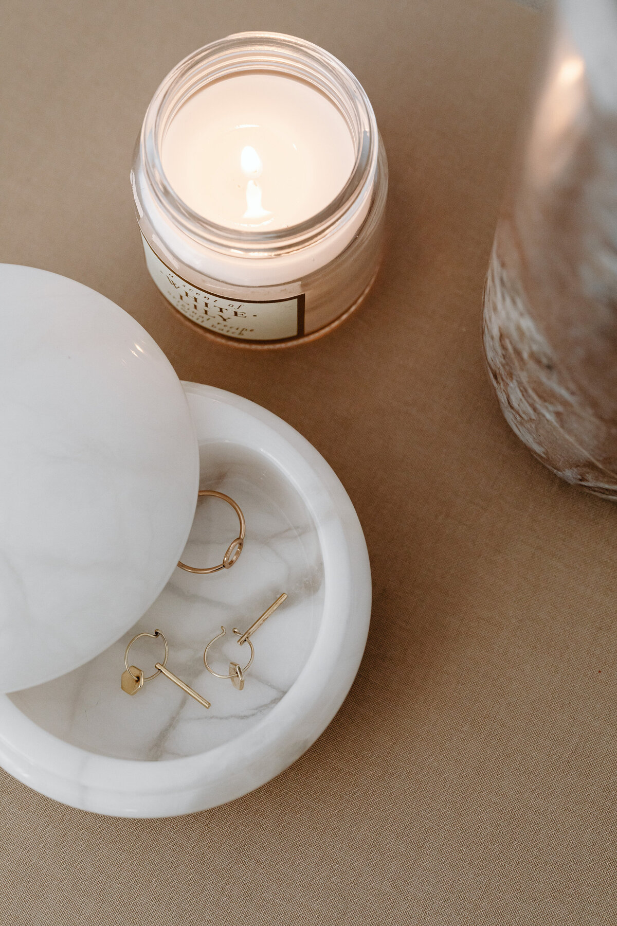 kaboompics_candle-marble-vase-jewelry-gold-earrings-alabaster-20453