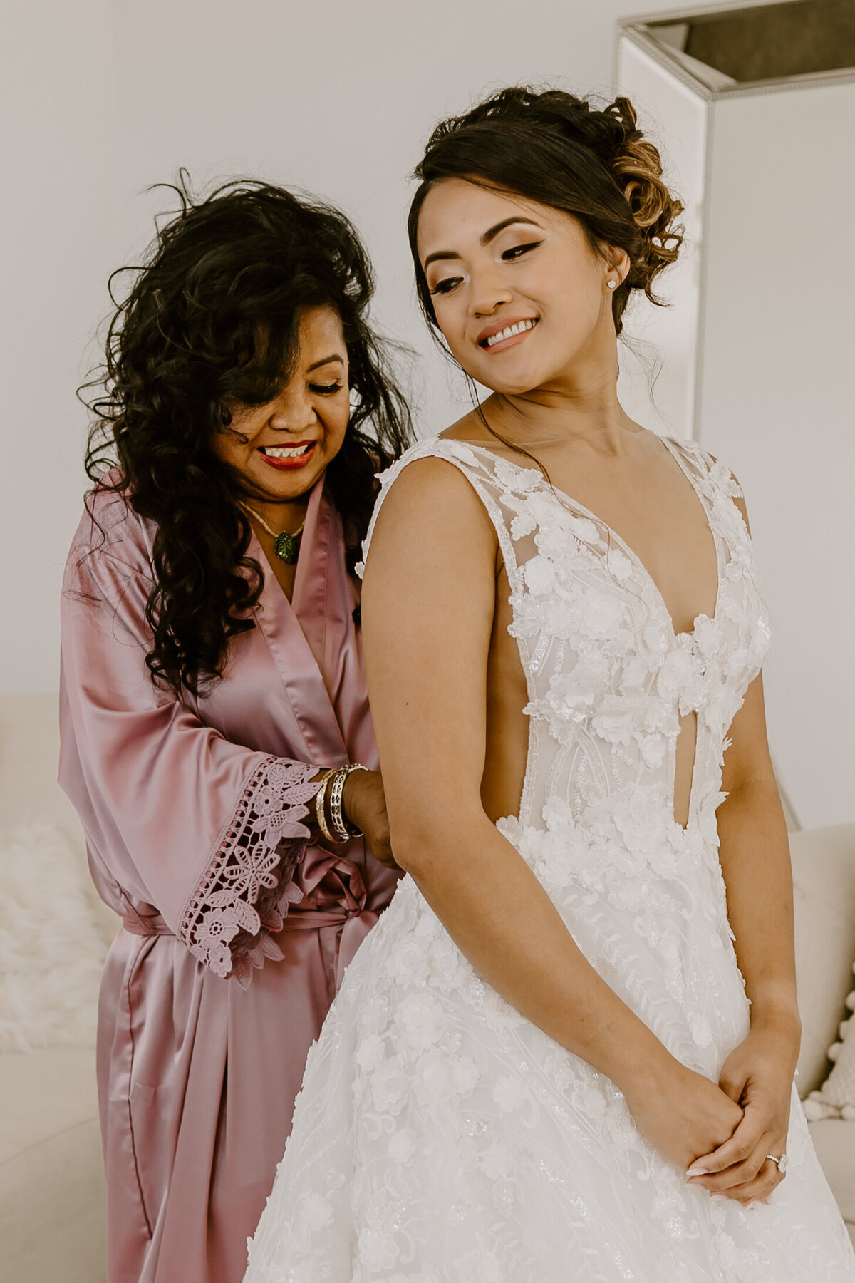 wedding-getting-ready-bride-with-mom-emerald-hills-events-promise-city-iowa-des-moines-wedding-photographer-storyteller-collective-photo-co