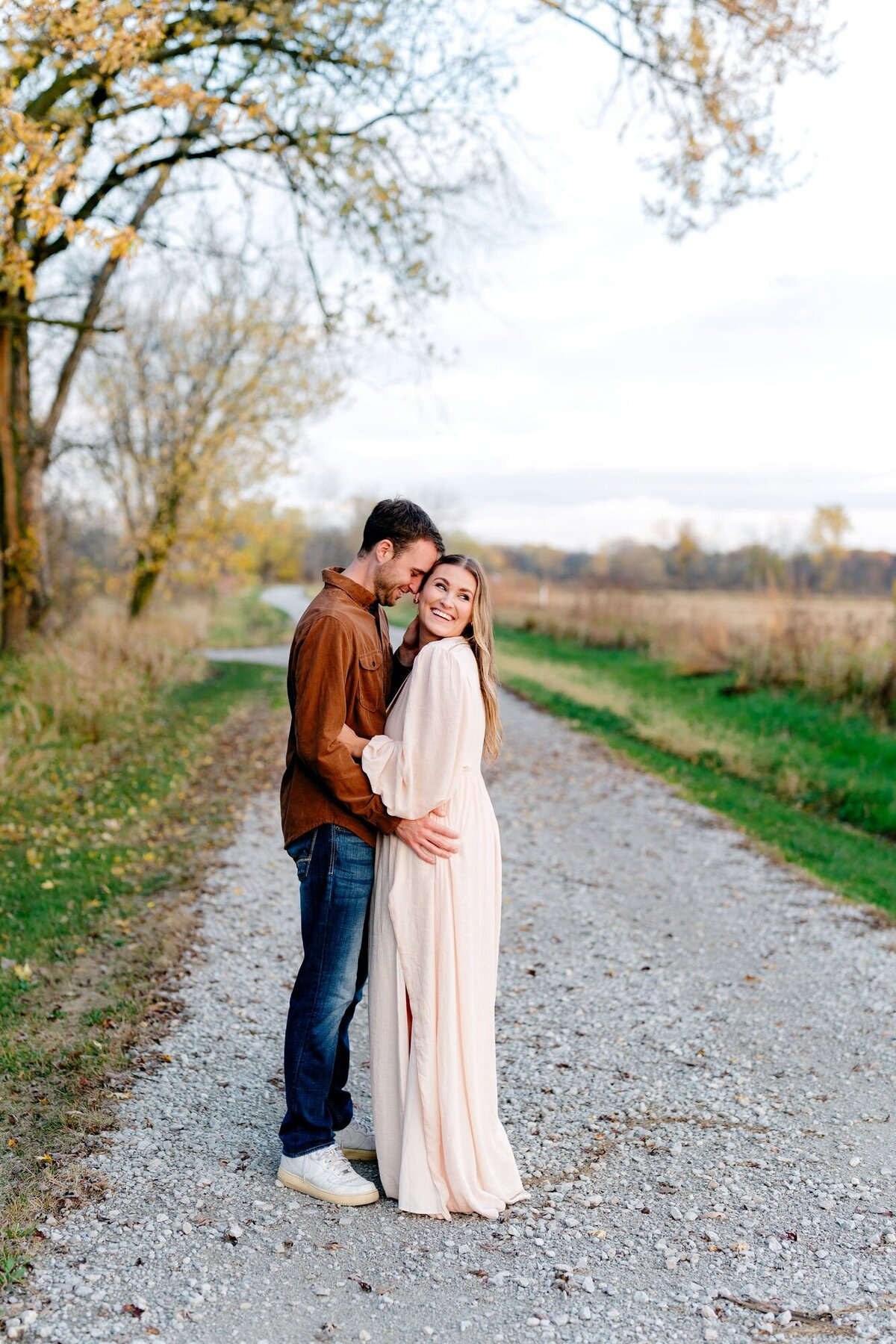 fall-couple-street-faces-close-together