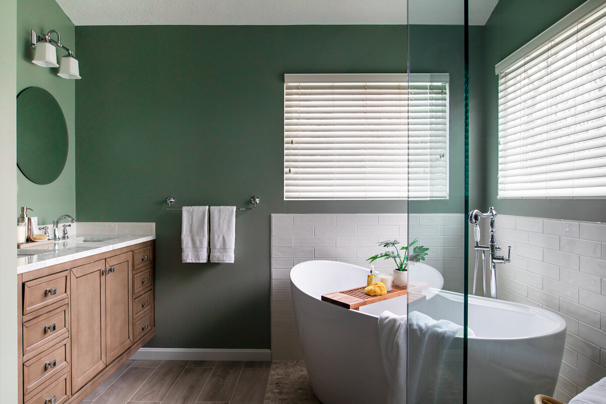 green-bathroom-floating-tub