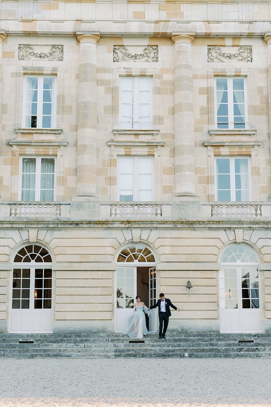 Bröllopsfotograf i Stockholm helloalora Anna Lundgren destination slottsbröllop på Chateau de Courtomer i Normandie Frankrike brudpar entre efter vigsel