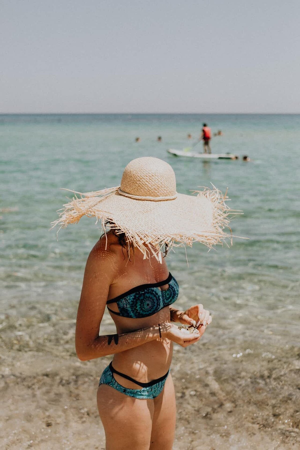kaboompics_the-woman-in-the-beach-hat-made-of-raffia-18088