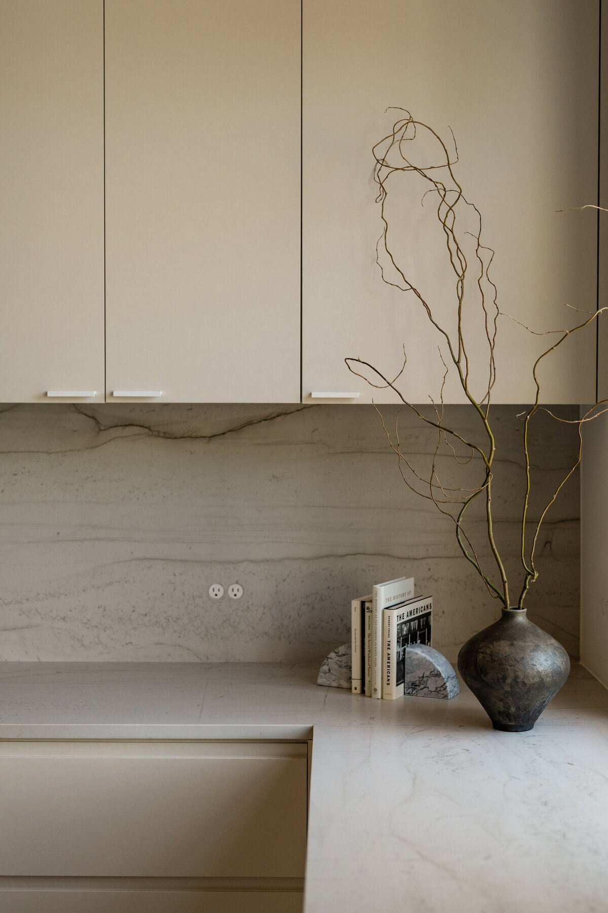 timeless-kitchen-design-pottery-natural-lighting-quartzite-bocci-outlet-thousand-oaks-house-franc