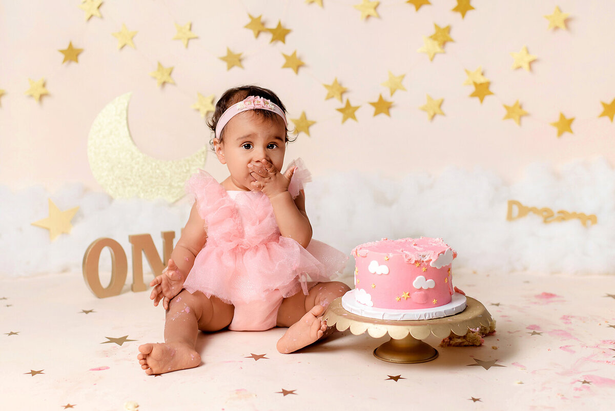 mobile-inhome-cakesmash-photography_vancouver-fraser-valley_first-birthday-pink-white-stars-clouds-theme04