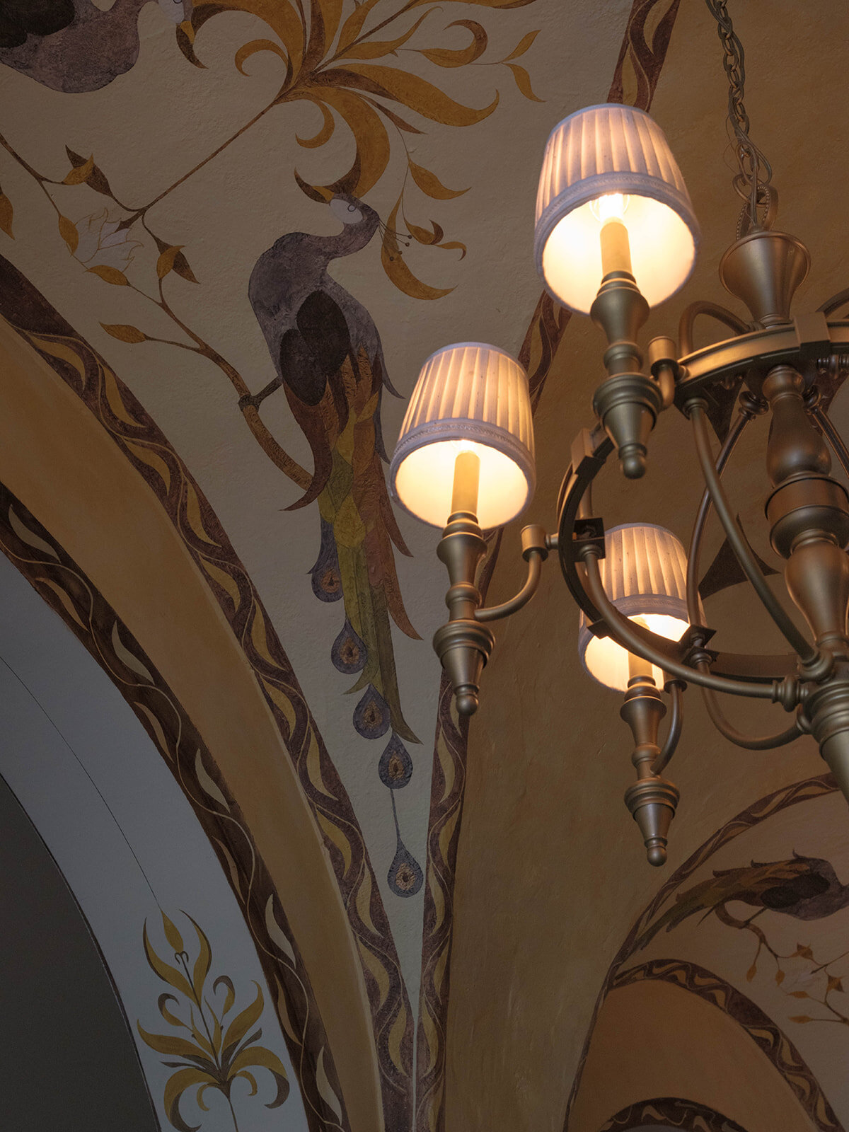 Faye-Fern-Creative-Dennis-Roy-Coronel-Carondelet-House-Ceiling-01