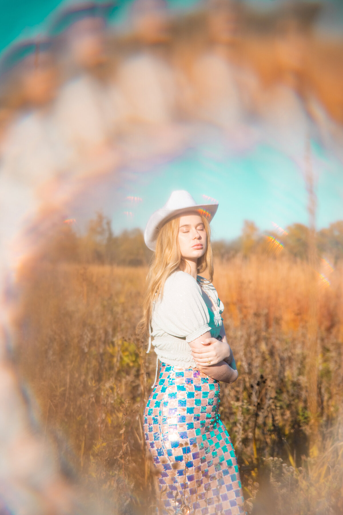dreamy-cowgirl-in-the-field