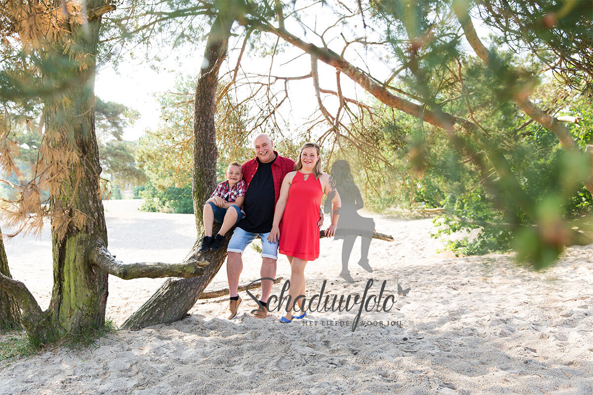 Schaduwfoto-in-samenwerking-met-Dasja-Dijkstra-van-Das-Knuss-Fotografie-schaduw-van-een-dochter-meisje-zittend-op-een-boomstam-zittende-schaduw