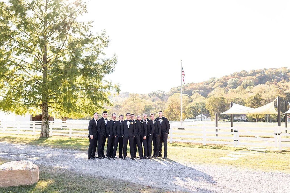 formal-groomsmen-photos-outdoor
