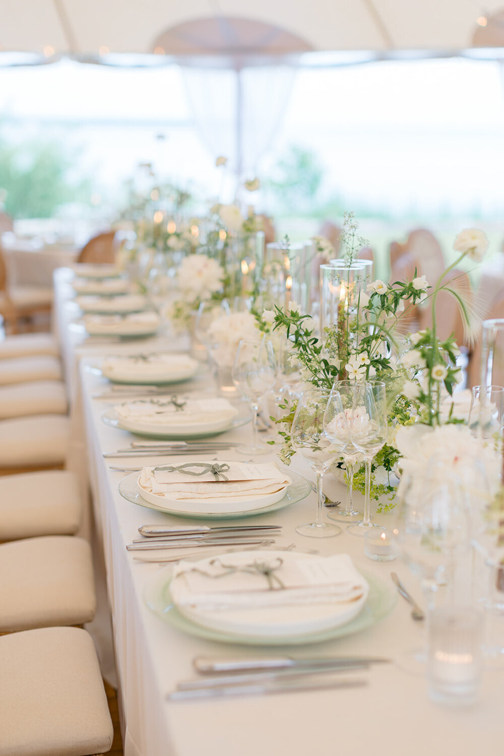 modern-elegant-wildflower-wedding-centerpiece-willow-inn